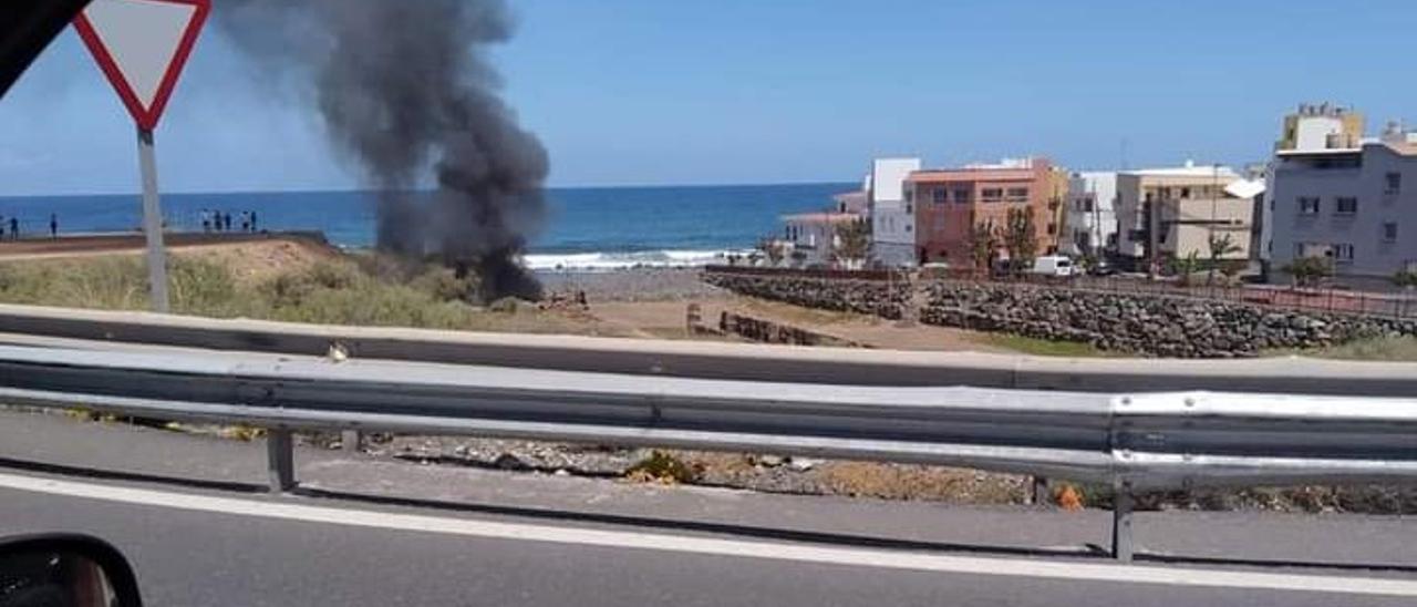 Incendio de una chabola en el Barranco de Azuaje, en Moya (17/04/2021)