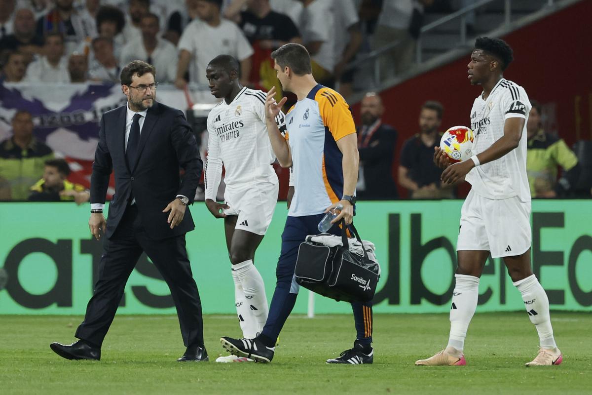 Real Madrid's Ferland Mendy, second left, walks out of field after an injury during the Spanish Copa del Rey final soccer match between Barcelona and Real Madrid at Estadio de La Cartuja stadium in Seville, Spain, Saturday, April 26, 2025. (AP Photo/Joan Monfort)