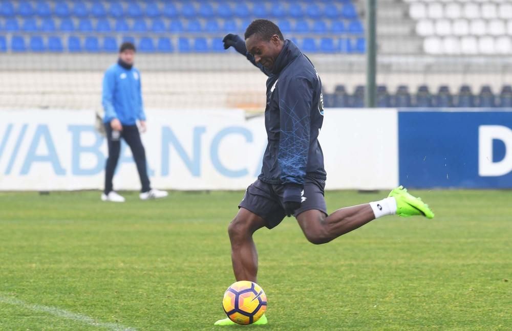 El equipo ensaya la salida de balón, centros, remates y despejes, y transiciones defensa-ataque y ataque-defensa.