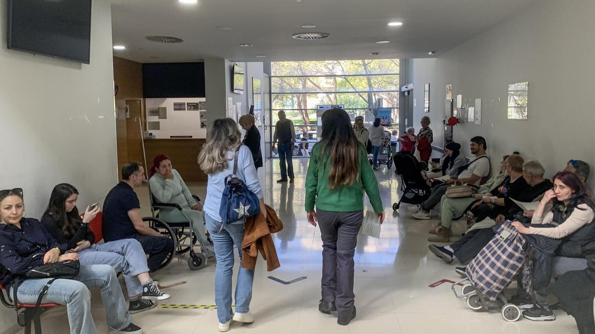 Pacientes hace unos días en el centro de salud Plaza de América de Alicante