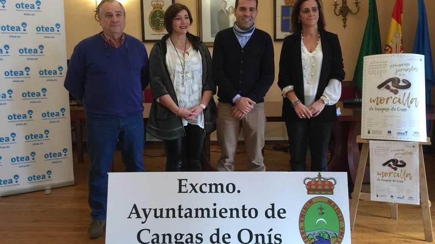 Toño Sánchez, Olaya Nevares, José Manuel González y la concejala de Turismo canguesa Salomé García presentan las jornadas en Cangas de Onís, ayer.