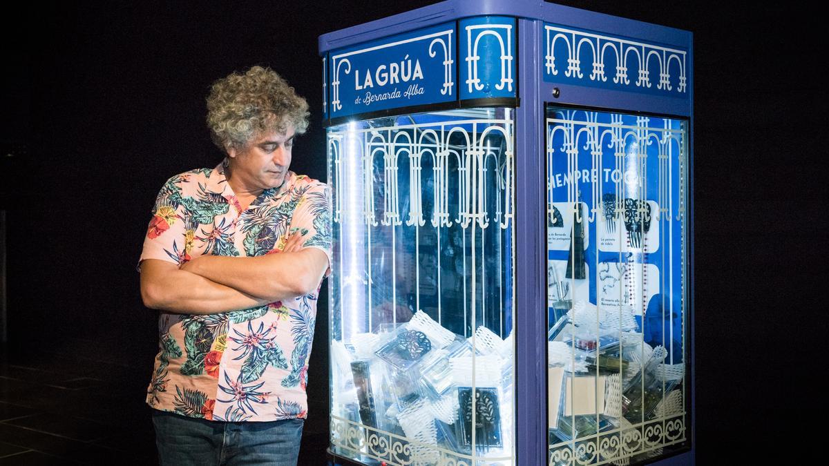 Álex Peña, con una de sus instalaciones sobre Lorca en una máquina recreativa.