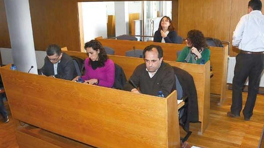 José Enrique Sotelo y su equipo en el pleno del jueves de fiscalización de la gestión municipal.