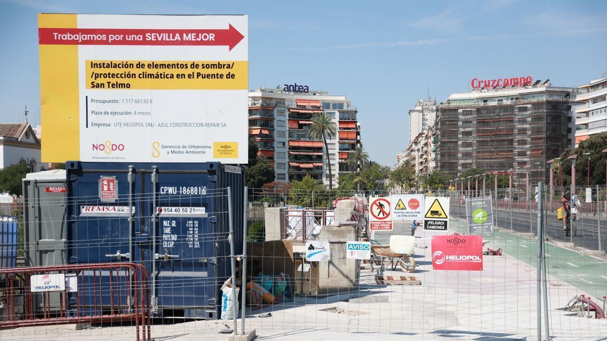 Obras de colocación de toldos en el puente de San Telmo en una imagen del pasado 5 de julio.