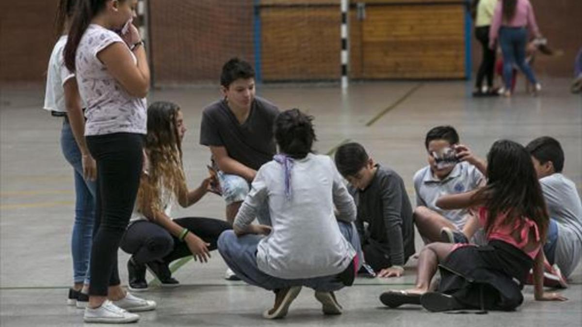 Alumnos de la ESO de El Til·ler en el centro de deportes del Bon Pastor, ayer