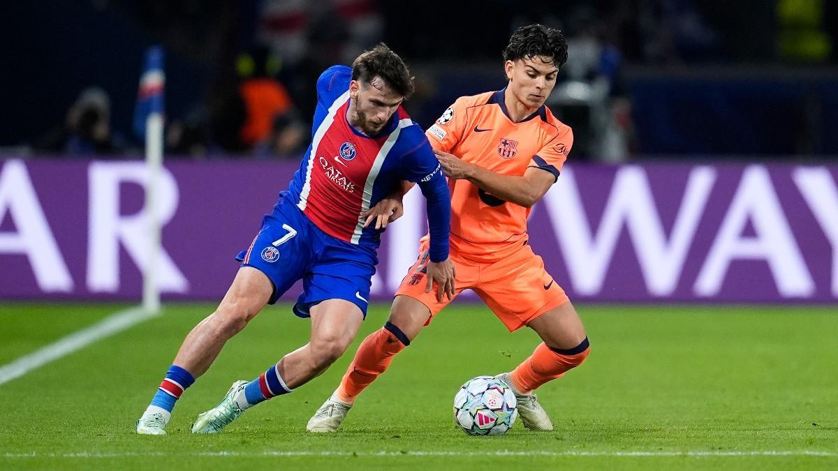 Khvicha Kvaratskhelia encimado por Xavi Espart