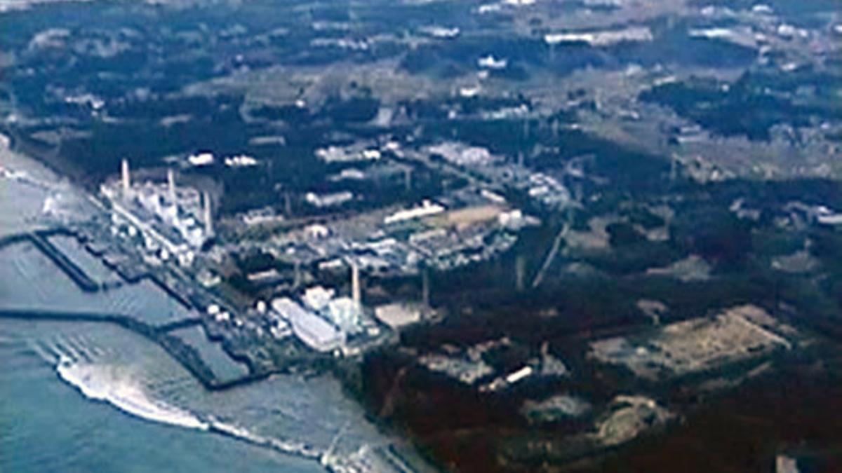 Imagen procedente de un vídeo en el que se aprecia cómo el tsunami se acerca a la central de Fukushima, el pasado 11 de marzo.