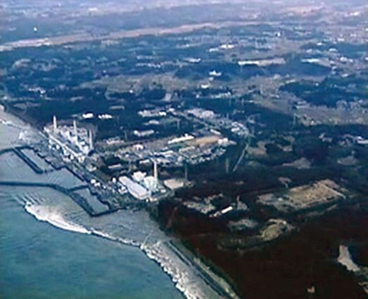 Imatge procedent d’un vídeo en què s’aprecia com el tsunami s’acosta a la central de Fukushima, l’11 de març passat. Imatge procedent d’un vídeo en què s’aprecia com el tsunami s’acosta a la central de Fukushima, l’11 de març passat.