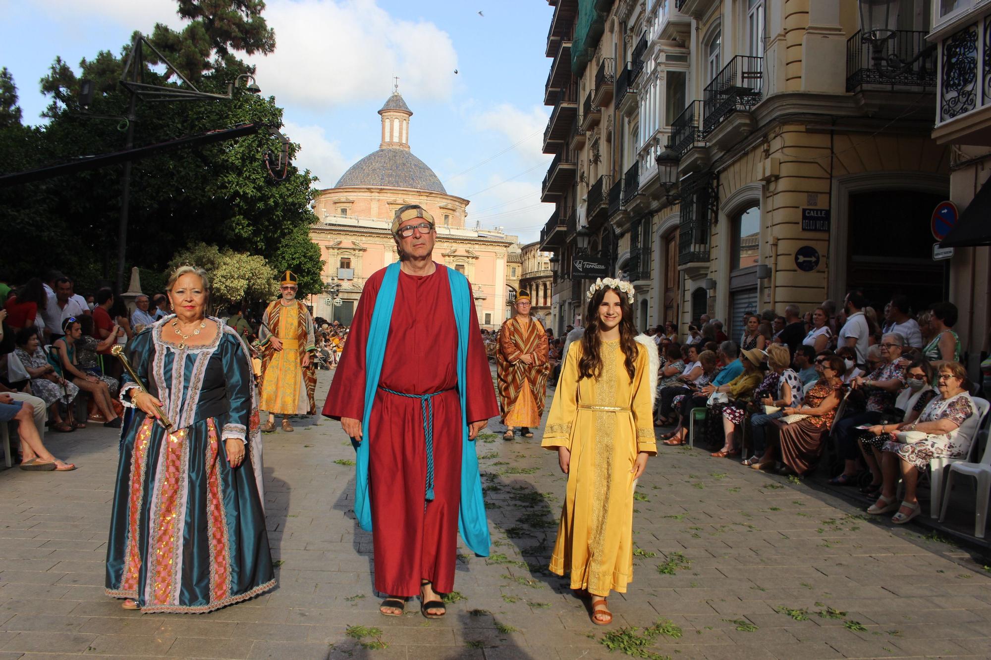 Carmen, Nerea, la reina de Saba y el Ángel del Desierto, en la procesión del Corpus