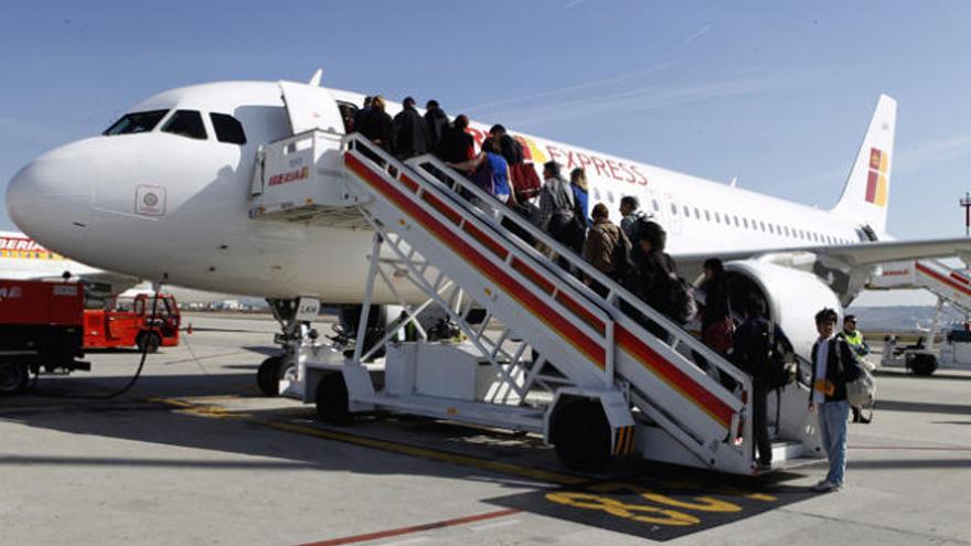 Pasajeros del vuelo inaugural de Iberia Express en Peinador