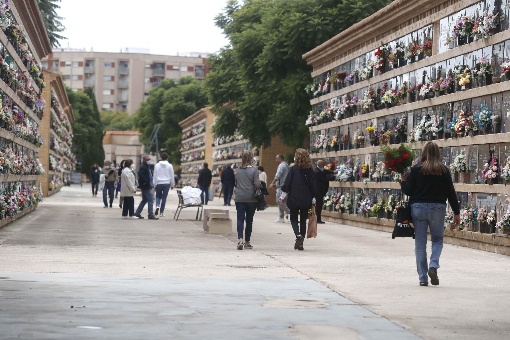 Masiva presencia en los cementerios en vísperas de Todos los Santos