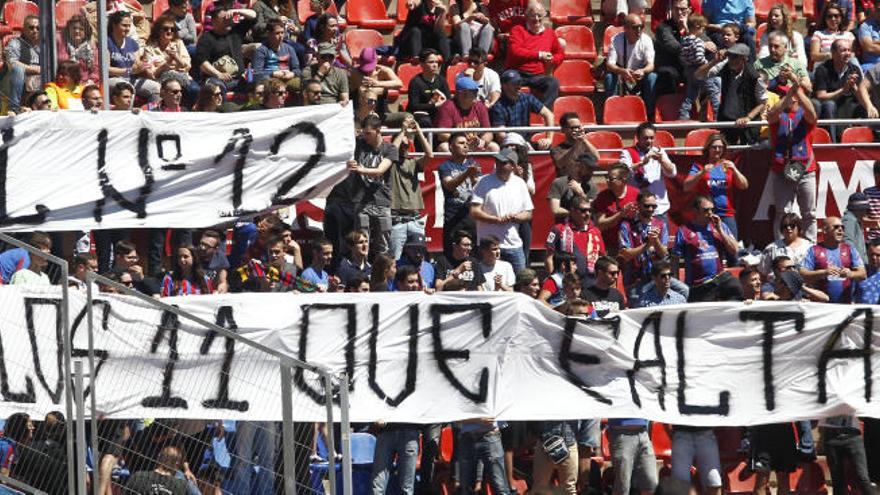 Pancarta y pitos al principio; desolación absoluta al final