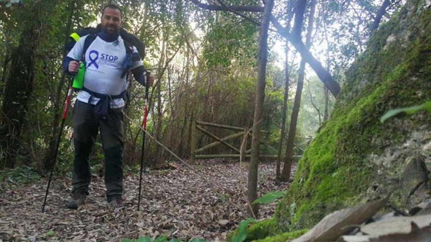 Arriba, David en pleno camino. Abajo, su mochila con un mensaje que recuerda su causa.