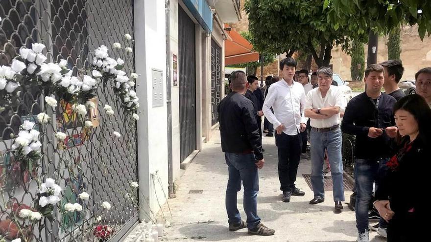 Flores en la tienda donde se produjo el apuñalamiento.