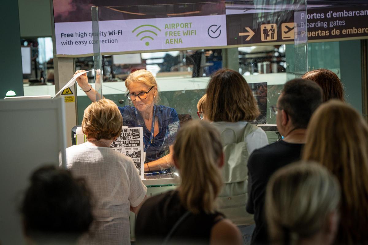 Pasajeros en el aeropuerto de Barcelona-El Prat durante una jornada de huelga de personal Pasajeros en el aeropuerto de Barcelona-El Prat durante una jornada de huelga de personal