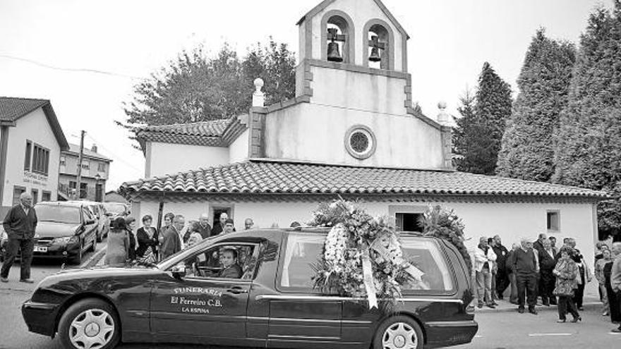 Iglesia de La Espina, ayer, a la llegada de la funeraria con el féretro de María Gloria García.