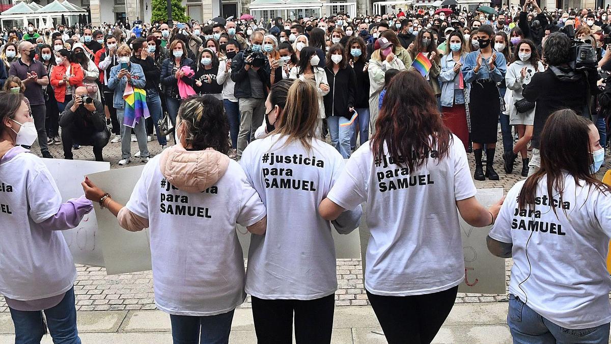 Los amigos de Samuel, durante la concentración celebrada en A Coruña en repulsa por el asesinato del joven.