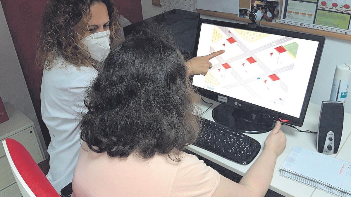 Marta Alegre, con una paciente trabajando con la herramienta de rehabilitación cognitiva