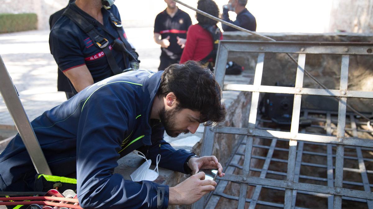 Los bomberos  inspeccionan dos pozos en la Alcazaba y Gibralfaro. Foto: Alejandro Santana Almendro