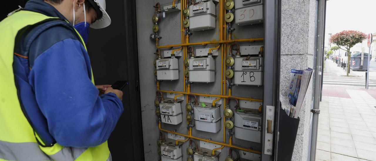 Un técnico comprueba los contadores de gas de un edificio.