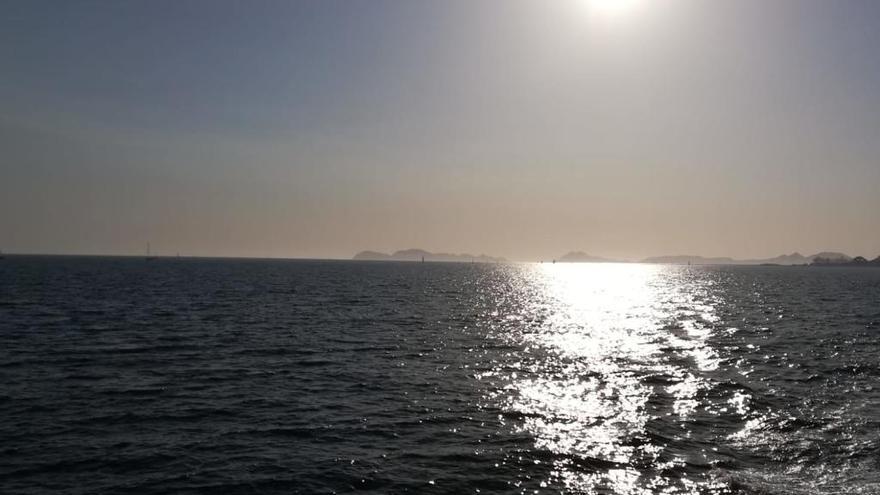 Las Islas Cíes, desde el barco entre Cangas y Vigo. // M.C.