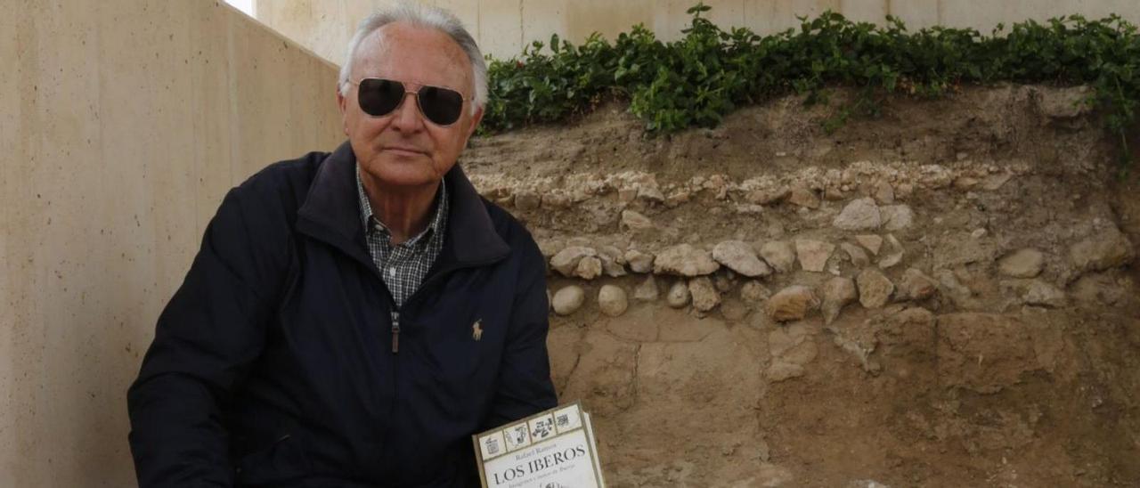 Rafael Ramos, en el yacimiento de La Alcudia, con uno de sus últimos libros. | ANTONIO AMORÓS