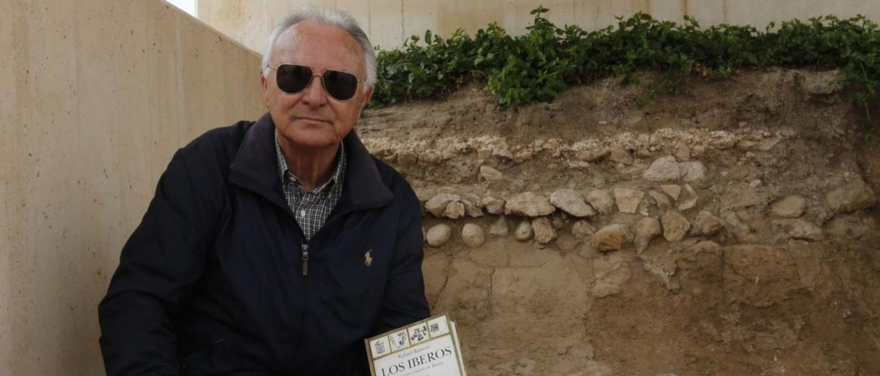 Rafael Ramos, en el yacimiento de La Alcudia, con uno de sus últimos libros. |