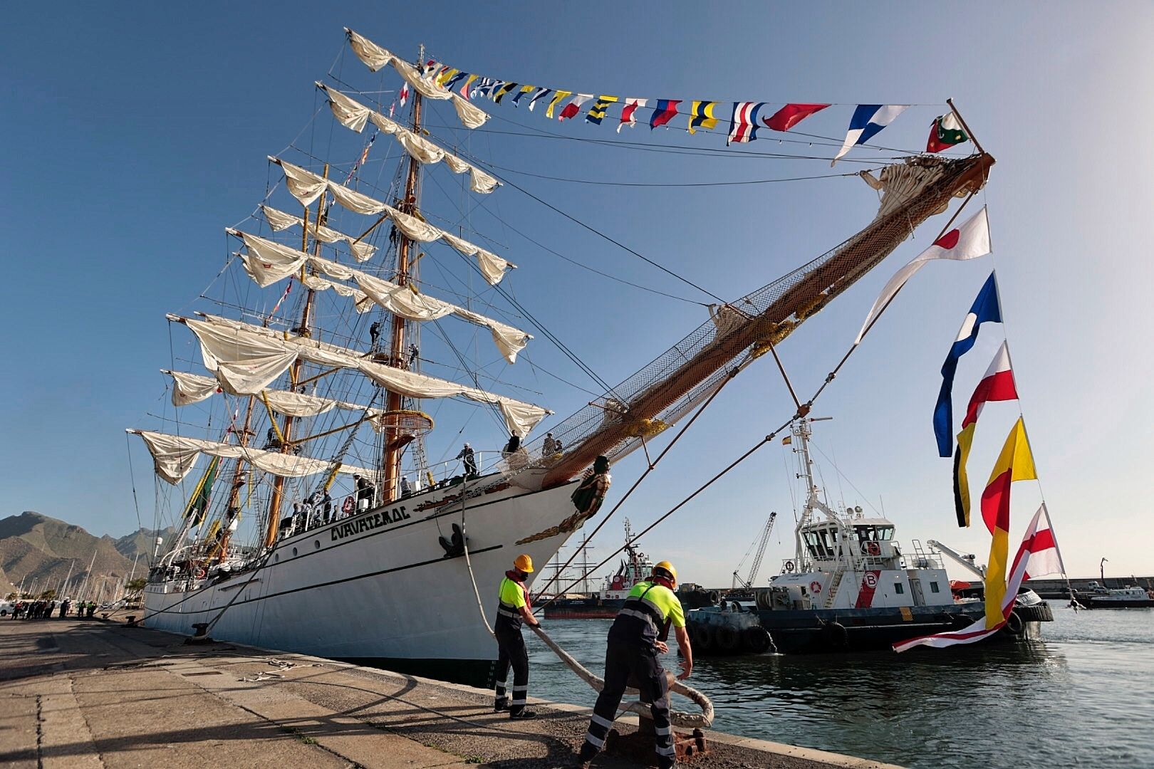 Llegada al Puerto de Santa Cruz del buque escuela mejicano Cuauhtémoc