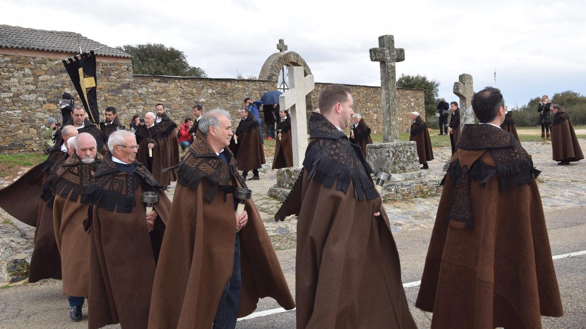 Los cofrades con la vestimenta tradicional de los pastores en el calvario de Bercianos de Aliste.