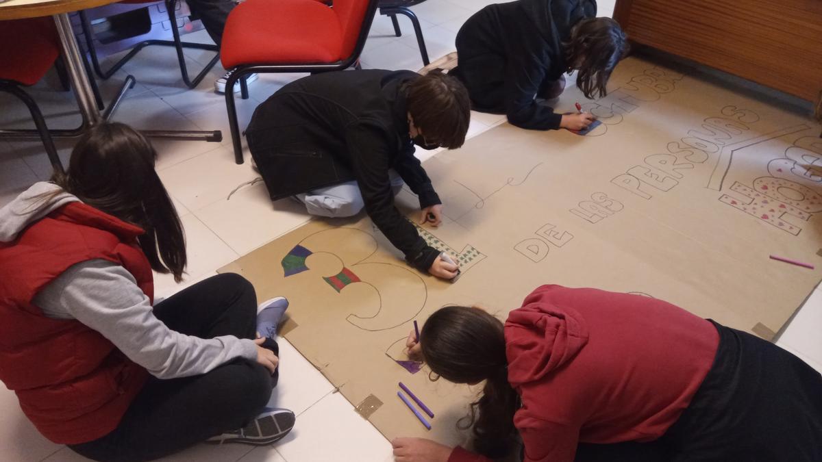 Miembros del Grupo de Solidaridad del instituto de Santa Isabel realizando los carteles de la campaña.