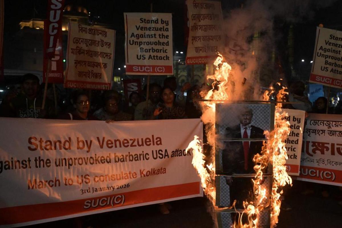 Activistas del Socialist Unity Centre of India protestan contra el reciente ataque de Estados Unidos contra Venezuela en Kolkata, el 3 de enero de 2026.
