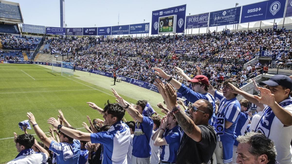 Aspecto de una de las gradas durante el Hércules - Peña Deportiva, con casi 18.000 espectadores.