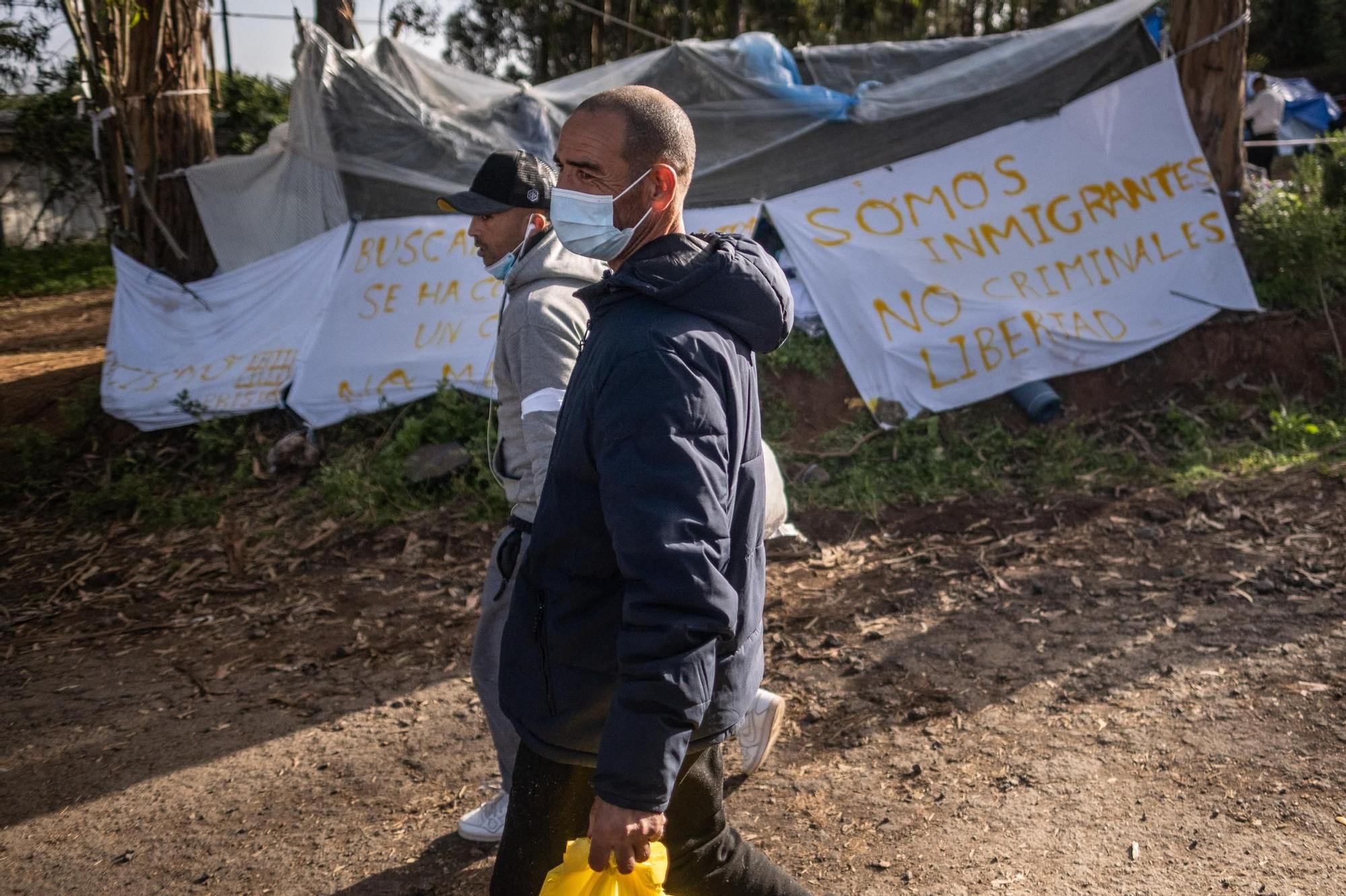 Visita de la eurodiputada Sira Rego al campamento de Las Raíces.