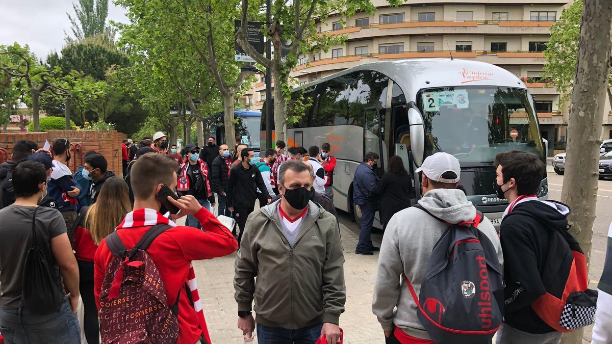 Aficionados del Zamora CF antes de subirse a los autobuses rumbo a Badajoz.