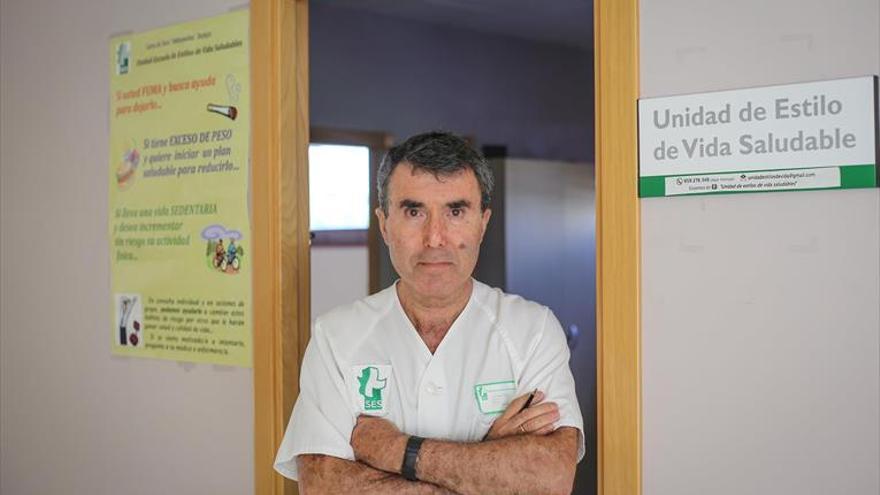 Emilio Salguero, médico extremeño: «El tabaquismo está matando a cinco extremeños cada día»