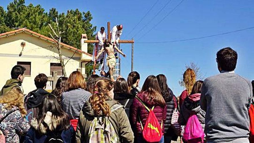 Los adolescentes presencian el descendimiento de Cristo.