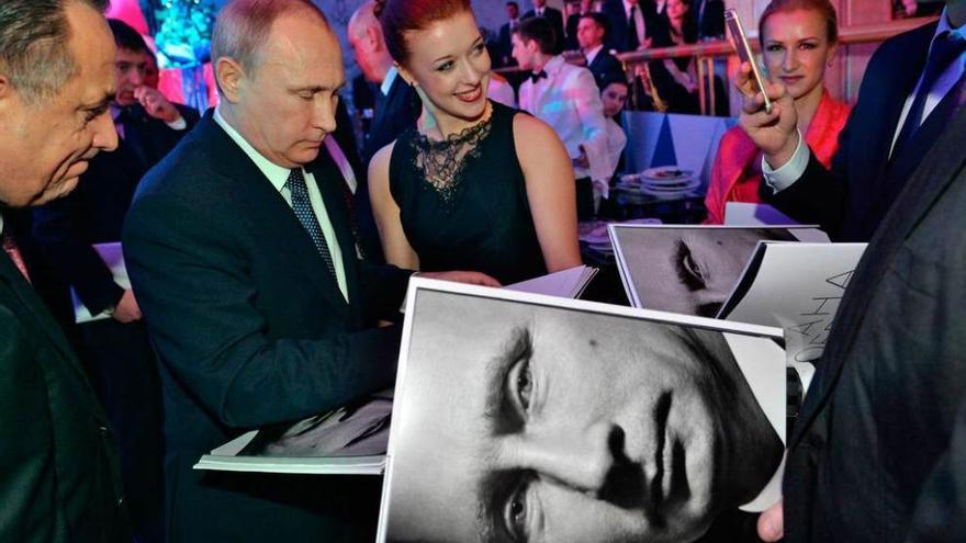 Putin, firmando ayer en Moscú ejemplares de un libro de fotos sobre su persona.