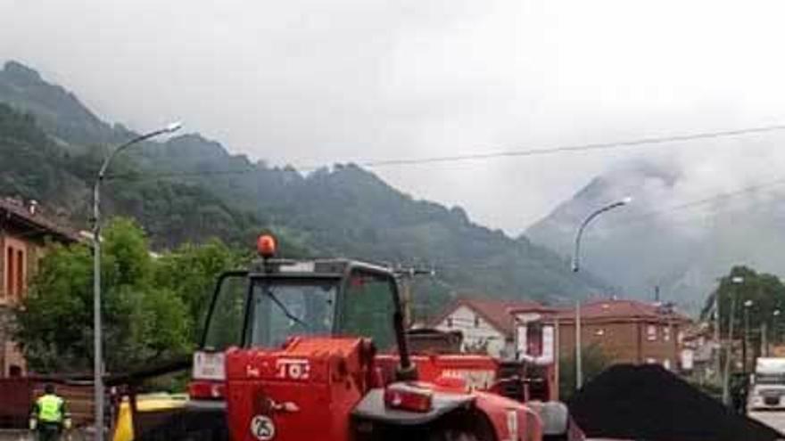 Una máquina retira el carbón de la carretera.