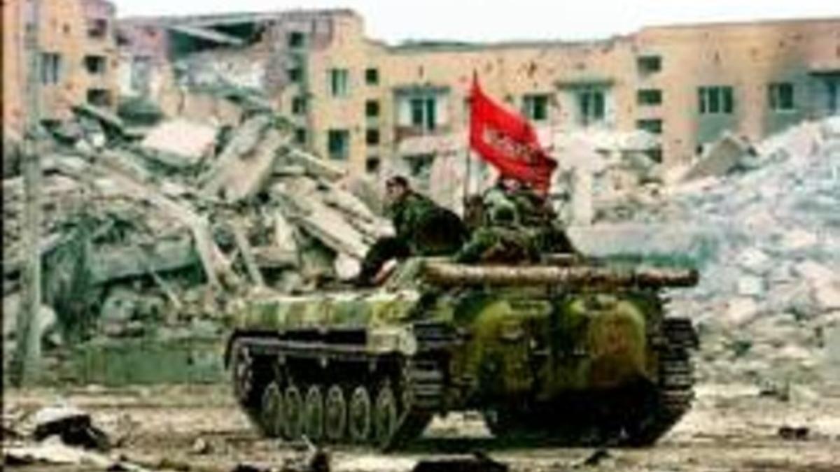LA TOMA DE GROZNI El 6 de febrero del 2000, el Ejército ruso tomó Grozni y arrasó buena parte de la ciudad. La foto es del 13 de aquel mes. Las imágenes de la destrucción causaron conmoción.