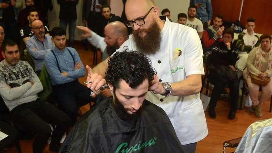 Giorgio Sotto, campeón de Italia de barbería, realiza un corte a tijera, otra técnica clásica que regresa. //RV