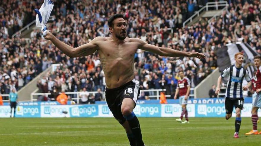 El argentino Jonás Gutiérrez celebra el segundo gol del Newcastle, que con la victoria ante el West Ham evita el descenso a la Championship. // Lee Smith