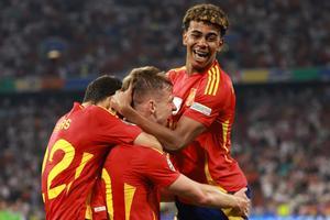 Navas, Olmo y Lamine Yamal celebran un gol.