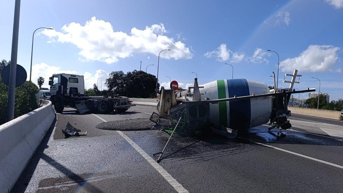Un camión pierde la cuba de hormigón en la entrada a la Vía de Cintura Un camión pierde la cuba de hormigón en la entrada a la Vía de Cintura