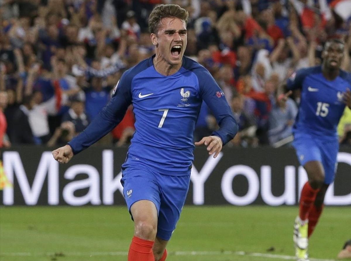 undefined34308583 france s antoine griezmann celebrates after scorin160615231601