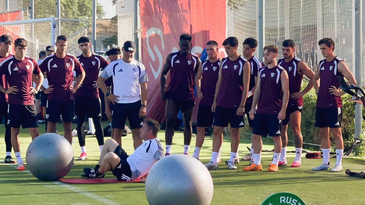 Akor Adams, en el entrenamiento del Sevilla del pasado lunes, todavía con Juanlu antes de lesionarse