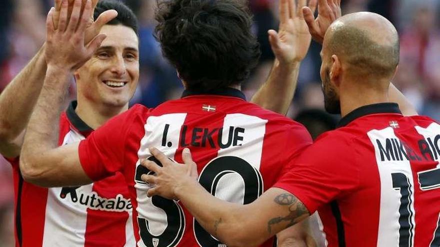 Aduriz celebra el cuarto gol del Athletic con Lekue y Fran Rico. // Efe