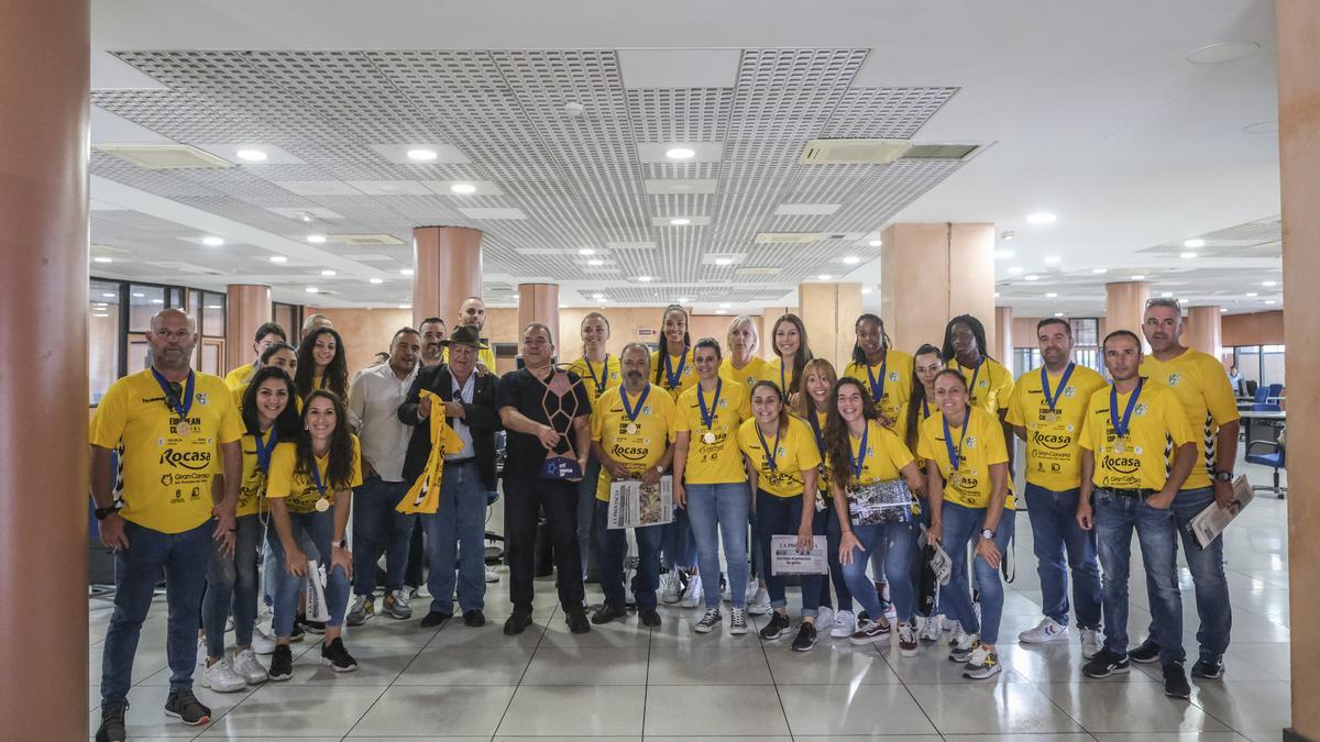 El Rocasa durante su visita a LA PROVINCIA con su tercer trofeo de campeón europeo de balonmano femenino