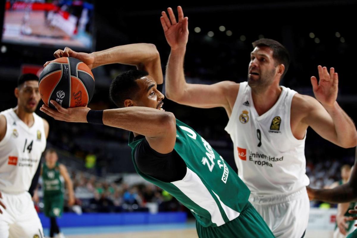 GRAF5700. MADRID, 04/04/2019.- El jugador del Zalgiris Kaunas Brandon Davis (i) lucha con Felipe Reyes, del Real Madrid, durante el partido de la trigésima jornada de la EuroLiga que Real Madrid y Zalgiris Kaunas disputan esta noche en el Wizink Center, en Madrid. EFE/ Javier López Hernández