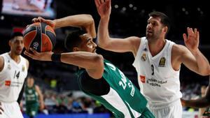 Brandon Davis, del Zalgiris. lucha con Felipe Reyes, el pasado viernes, en Madrid.