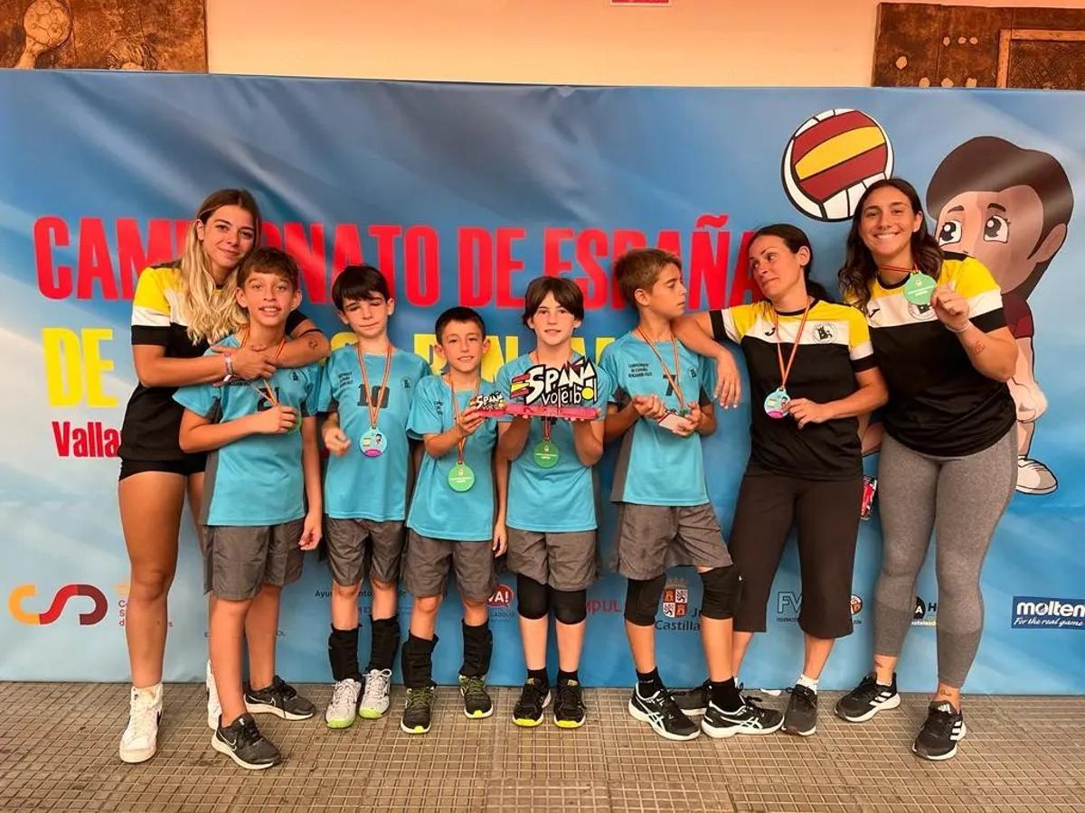 Ale, Elian, Víctor, David y Juanjo hicieron historia en el Voleibol Paterna- Liceo al ser los primeros campeones de España Benjamín de este club.
